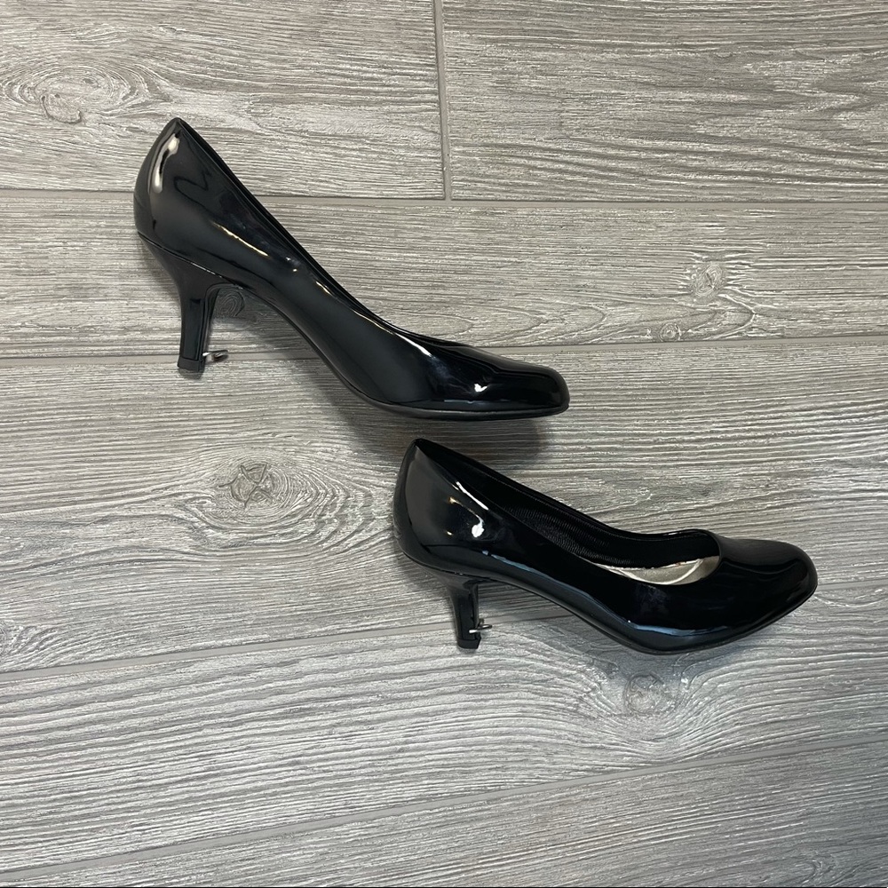Easy Street Black Patent Leather Heel 7.5 Wide